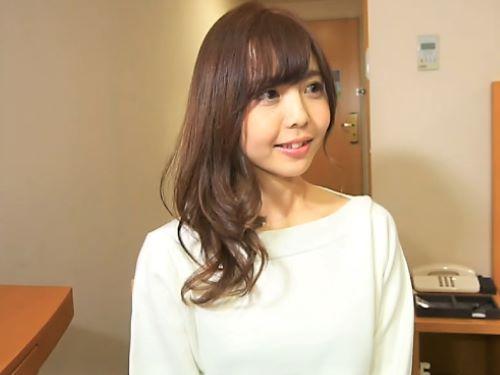 【素人ナンパ】そう言われればそうなのかも‥♡インタビューに答えていた清楚系美人スレンダー奥さんがHOTELで羞恥チラ見せ