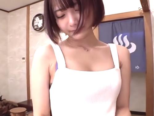 【主観】私もずっと触って欲しかったんだぁ//フェラしやすい様に運転席のシートを倒したスレンダーなショートカットお姉さん