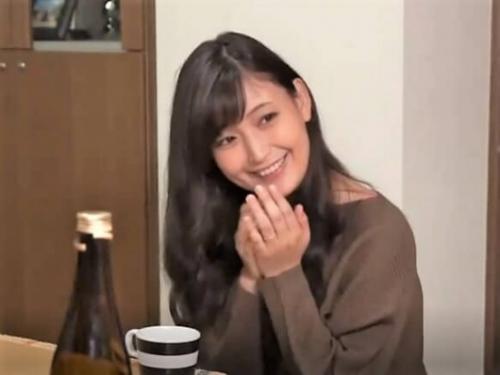 【人妻NTR】コタツの中で蒸れた股間をバツイチ男に触られベロチュー受け入れた美熟女おばさんが酔い潰れた夫の側で寝取られる
