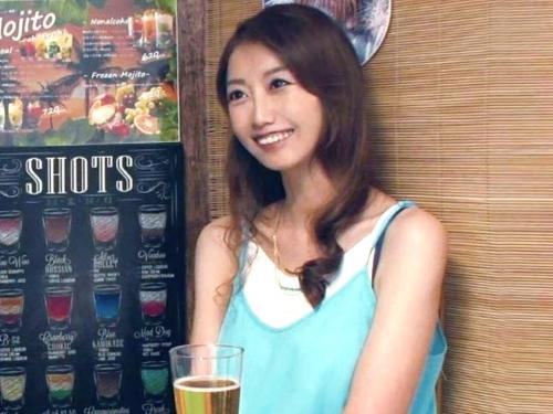 【人妻ナンパ】夫が浮気していた美脚スレンダー美熟女が相席居酒屋で出会った男の家で長身ボディを振り騎乗位からのバックで不倫