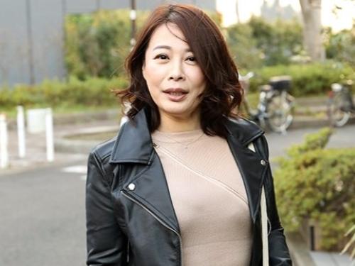 【人妻ナンパ】まんこ広げるドスケベおばさんがみっともなく淫らに善がる美熟女デカ尻ボディに大人の玩具をぶっ挿し喘ぐ‥