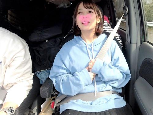 【ハメ撮り】え‥今ここでオナニーするの!?ドライブデートでいきなり電マ渡されたショートボブ美少女が羞恥心より好奇心が勝ち