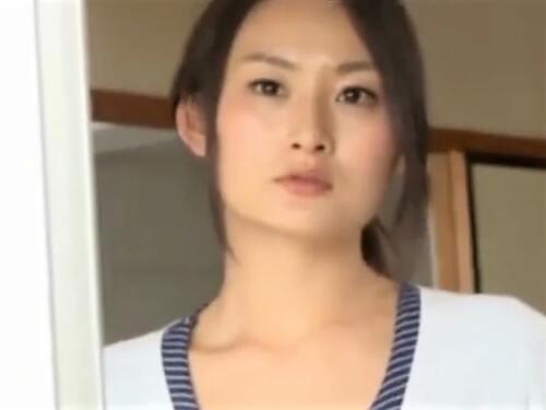 【ながえスタイル】強気な美人人妻が隣人の老いぼれ爺さんに家侵入され恐怖で従うしかなかった奥様が無理やり強引に手マンされる