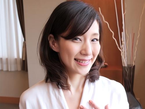 【ハメ撮り】青年に脅迫され店の中でおっぱいポロリさせられ指入れオナニーする気弱そうなノーパン美熟女おばさんが不倫堕ち