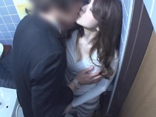 【人妻ナンパ】相席居酒屋のトイレで顎クイされベロチューキスを受け入れた美熟女おばさんが男の部屋で乳首責めクンニされる