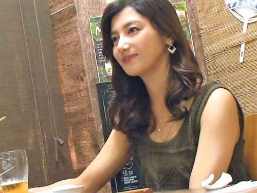 【人妻ナンパ】童貞を追いかけ相席居酒屋のトイレに駆け込むドSなツンデレ美熟女おばさんがスレンダーBODYで筆おろしSEX
