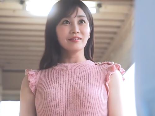 【隣人】助かりましたぁ…ありがとう…!!助けてくれた年下くんを家に招き入れご馳走しスレンダーBODYで囁き誘惑する美熟女