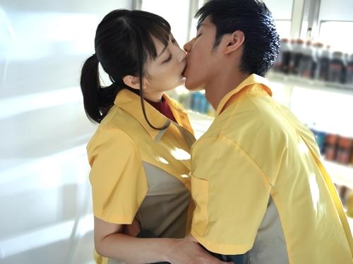 【安齋らら】地味な環境に身を隠した巨乳おっぱい美人とバックヤードで互いに性欲ぶつけあい乳首責めクンニ手コキからの抱擁キス
