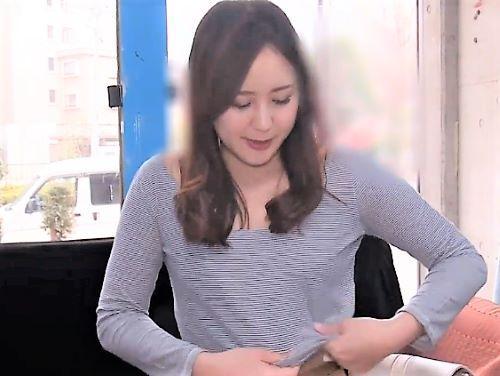 【人妻ナンパ】男に身を任せ美熟女ボディ触られるセレブ美人ママが欲求不満まんこで羞恥悶絶バイブオナニーしMM号で不倫堕ち