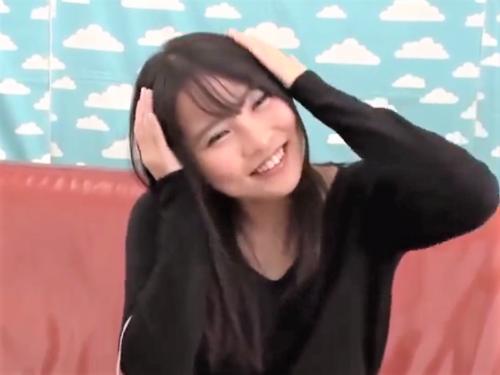 【素人ナンパ】「ヤッてみます//」美乳おっぱいのロリ娘がイクのを我慢!手マンで潮吹きお漏らし更に電マ責めしてギブ寸前!