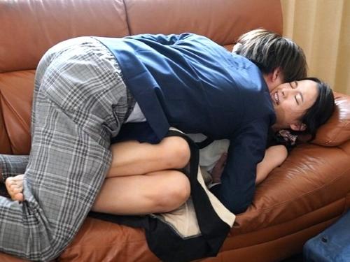【近親相姦】大好きなお母さんに覆いかぶさり唇奪う息子の手が下半身に‥力づくで強引にパンツ脱がせクンニし暴走が止まらない