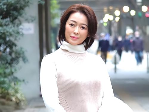 【人妻ナンパ】クンニされた四十路マンコにバイブぶっ挿され下品な顔になる美熟女おばさんが椅子に座りながら電マオナニー悶える