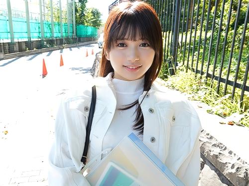 【北岡果林】超名門大に通う現役インテリJDがカメラの前で初脱ぎ!!笑顔可愛い美肌な美少女がデビュー作品で四つん這いになる