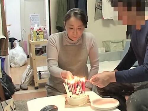 【おばさんレンタル】誕生日祝ってくれる美熟女にブツ見せたらフェラしてくれた…巨尻デカ尻な人妻BODY揺らし男に跨る五十路