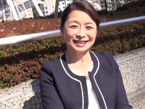 【美熟女】カメラ近いとシワ写っちゃうじゃないww孫がいる笑顔素敵な巨尻デカ尻おばあちゃん不倫相手に羞恥オナニー見られ興奮