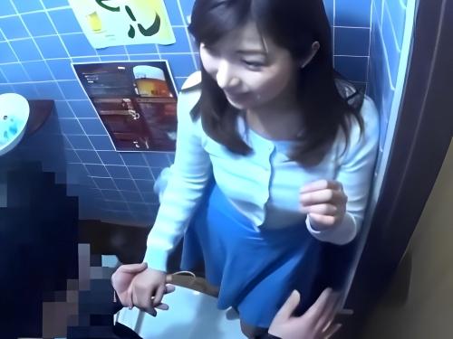 【人妻ナンパ】子供をお母さんに預け飲みに来た美熟女デカ尻おばさんが相席居酒屋のトイレで男と熱い抱擁交わし時間差で出ていく