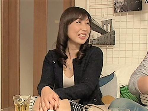 【人妻ナンパ】やぁだぁ～ホントに？　オシャレして若男の部屋に来た美魔女おばさん!子持ちの美人ママが卓球で負け脱いでいく…