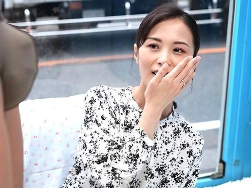 【人妻ナンパ】貧乳スレンダー美熟女ママを残しマジックミラー号から下車した旦那は美魔女な妻が寝取られ中出しされた事を知らない