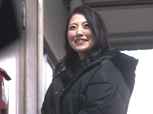 【隣人】人間に賞味期限なんてないの‥古びたアパートに越してきた美熟女に出会い人生が変わった若男が乳首責め乳首舐め手コキされる