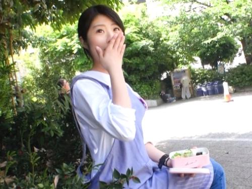 【素人ナンパ】男優の巧みな話術に流されてパンツ脱がされてしまった爽やか保育士お姉さんがクンニした口でベロチューキスされる