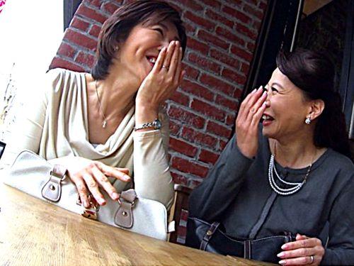 【人妻ナンパ】目のやり場に困る‥ホントに恥ずかしいww背徳ドキドキ感もありイケメン男に堕ちた美熟女おばさん達が仲良く不倫