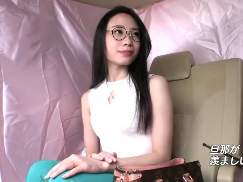 【人妻ナンパ】美意識高いセレブ知的メガネ奥さんが車中で下着姿になり乳首責めクンニされ貞操観念外れてフェラ手コキしてしまう