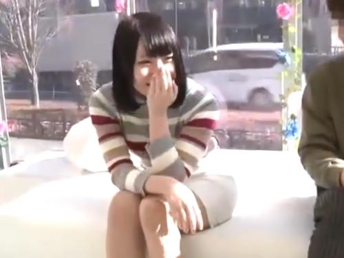 【素人ナンパ】しちゃったら気まずくなるし‥イヤイヤwwマジックミラー号の中でパンスト脱ぎバイブでオナニー始めた清楚美少女