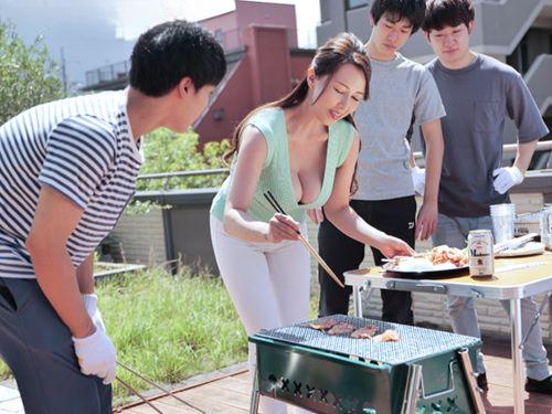【中出し】仕方ないわねぇ‥お口でならいいわよ//と言ってしまい玄関で巨乳おっぱい出した状態でフェラ抜きした美熟女おばさん
