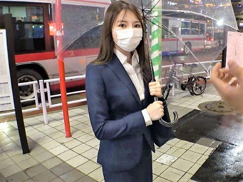 【素人ナンパ】上京したばかりで飲み友達が欲しい新社会人の美人お姉さんがホテルで黒パンスト破られた上に手マンされお漏らし