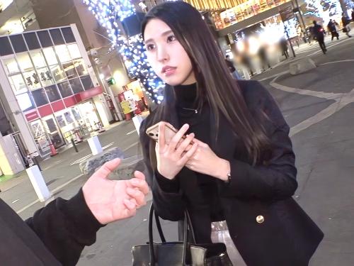 【素人ナンパ】椅子に座ったまま潮吹きお漏らししたスレンダーお姉さんが頭抑えられ服従イラマチオずらしハメ立ちバックされる