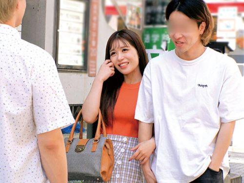 【素人ナンパ】彼氏の前でするから浮気じゃない!?ダッチワイフ化した美人がイケメンに抱きしめられベロチュー手マンされ潮吹き