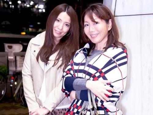 【熟女ナンパ】雨の中歩いていたミニスカワンピ人妻ママとパンスト脱ぐ喰い込みTバック奥様がしみけんに巨尻デカ尻みせ羞恥悶絶