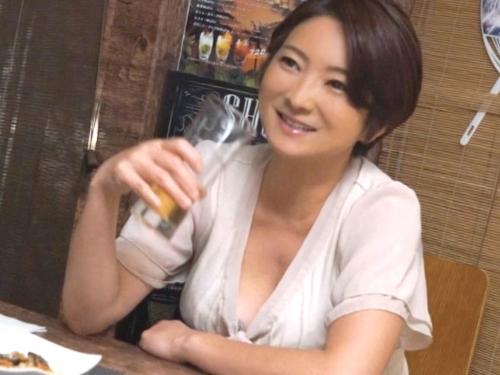 【人妻ナンパ】トイレで巨乳おっぱい覗かれたデカ尻美熟女がお持ち帰りされた男の部屋でおばさんボディ見られ不倫SEXしてしまう