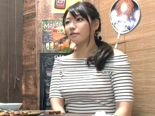 【人妻ナンパ】相席居酒屋でブラ紐を見せてワインを嗜む美熟女おばさんがトイレに座り出逢った男とベロチューキスし本気メス墜ち