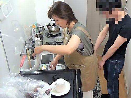 【おばさんレンタル】マッサージという名で合法的にデカ尻美熟女の巨尻を触る男が手持ちカメラで巨乳おっぱいや人妻マンコ撮影