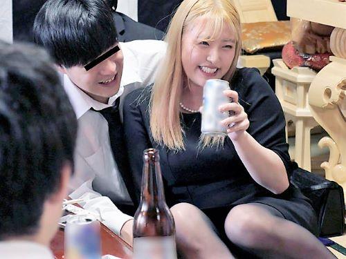 【伊南えりか】酒入りヤリマンの血が騒ぎ出した金髪ママ‥ベロチューやパンストの中に手を入れられた人妻ギャルが知人に手コキ