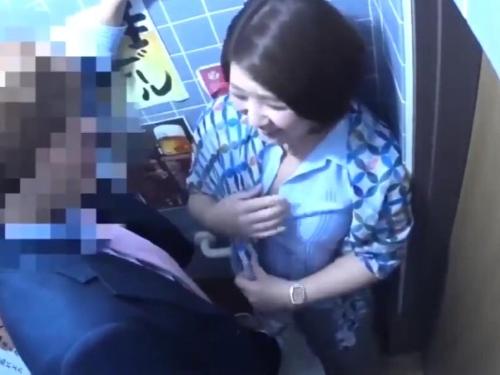 【人妻ナンパ】トイレで壁ドンからのベロチューされ堕ちた美熟女おばさんが男の部屋でぽっちゃりおっぱい乳首責め見られクンニされる