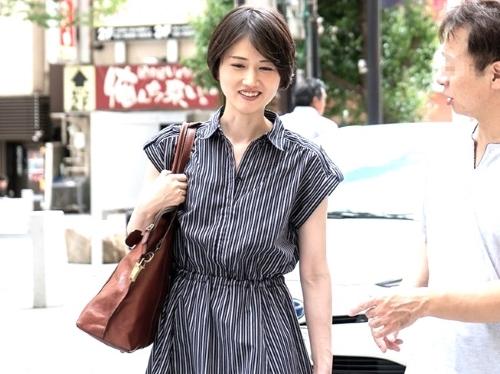 【人妻ナンパ】わたし‥胸ないんです//男に黒パンスト下ろされデカ尻見られた極貧乳アラサー美人がおっぱい乳首責め舐められる