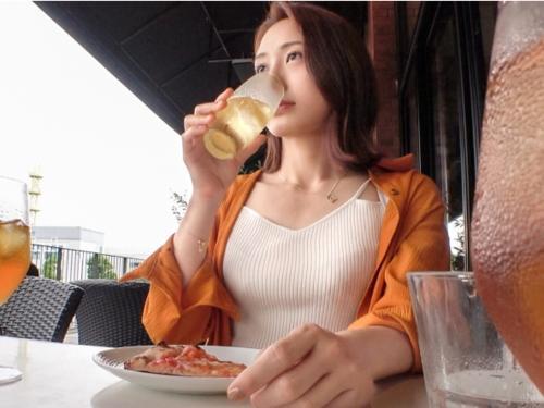【素人ナンパ】大人の品格漂う清楚系美人お姉さんにTバックずらしハメ挿入しながらベロチューキスしたら美ケツ動かし騎乗位した
