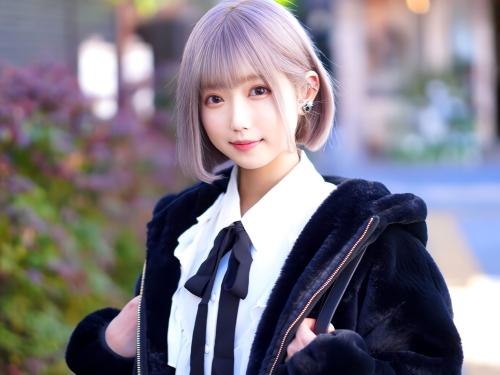 【素人ナンパ】出会い系の男にドタキャンされ暇そうにしてた舌ピアス美少女を３Pに誘い乳首責め乳首舐めクンニし最後は中出し