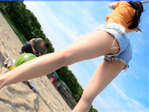 【素人ナンパ】会社ズル休みし休日を手に入れたショートパンツ美少女が海を大満喫した後ホテルで美尻Tバック触られまくりSEX