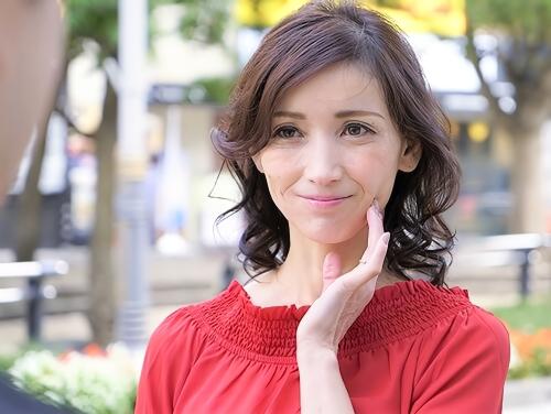 【人妻ナンパ】美魔女の秘密を知りたい男が早く帰りたい清楚系美熟女おばさんを呼び止めホテルへお連れし五十路まんこに中出し