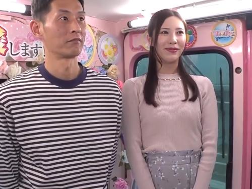 【人妻】奥さんが目隠し下着姿で他人棒しゃぶらされパンツの上からまんこグリグリされたのを知らずマジックミラー便の前で待つ夫