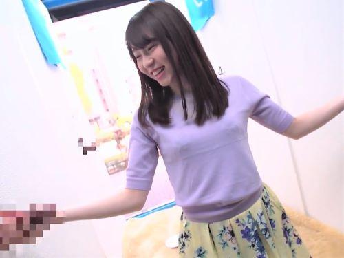 【素人ナンパ】何かムズムズしちゃいます//手コキりフェラして彼ちん当てる清楚系美少女が上半身裸になりパイズリするが苦戦し‥