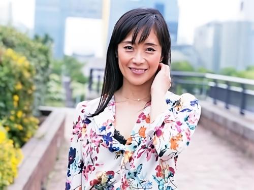 【人妻ナンパ】美熟女キラーのしみけんに声かけられた美脚まるだし美魔女おばさんがホテルでパンスト脱がされ真っ裸にされ羞恥