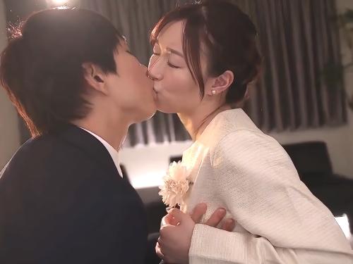 【義母】食べさせてあげる‥あーん♡卒業記念にベロチューキスしてきた美人な義理のお母さんに興奮した義息が乳首責め乳首舐め