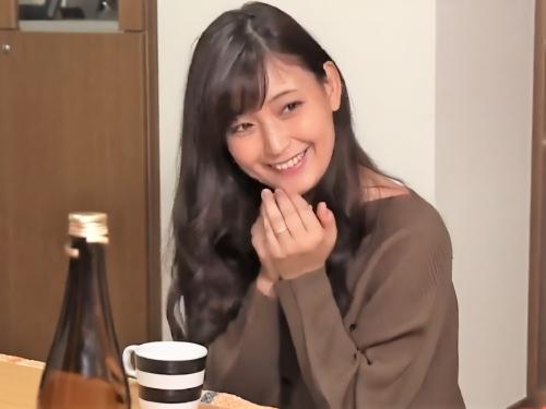 【人妻NTR】愛されて結婚するのが一番だよ♡バツがついた元同級生にTバック触られた美熟女おばさんが泥酔した旦那の側で不倫