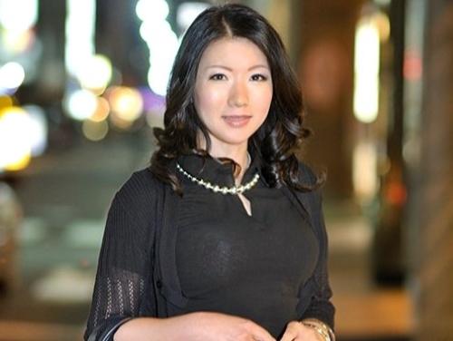 【素人ナンパ】ナンパ男がAV男優だと知り喰い付く肉食おばさんが満たされない美熟女ボディで話に夢中になりパンチラに気づかず