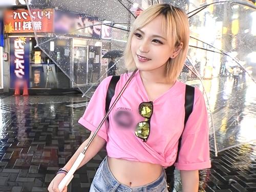 【素人ナンパ】お酒大好きな黒い下着をつけたパイパンへそ出しタトゥー金髪ギャルがTバックずらしハメSEXで騎乗位
