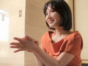 ＜素人＞50歳◆美魔女！ハリのある美乳おっぱい＆巨尻な人妻熟女がAV出演！美人な奥さんがエロいフェラ＆騎乗位セックス！